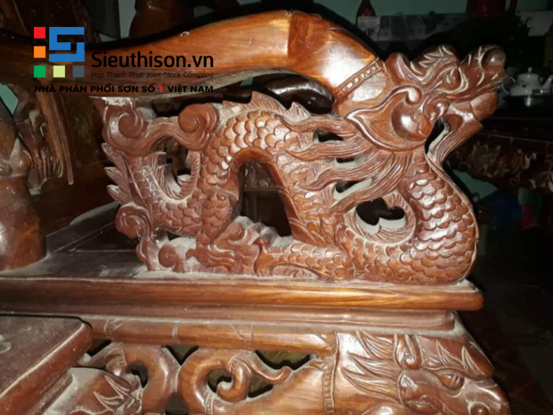bàn ghế bị cũ