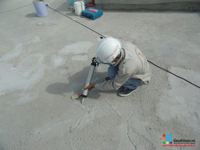 Nền Bê Tông Bị Ẩm Có Thi Công Sơn Được Không?